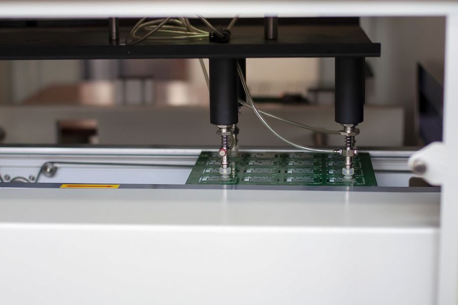 Фото серийного нанесения smd-элементов на печатную плату 
